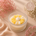 Blumenkerze im Glas